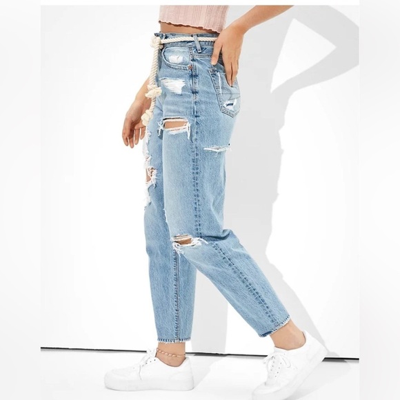 American Eagle Relaxed Mom Jeans Women’s 6 Long Blue Light Wash Tapered Ripped - Picture 4 of 16